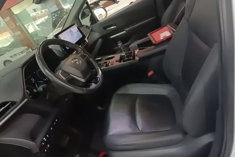 Used Toyota SIENNA 2023 2.5L Hybrid Deluxe Edition Left Front Seat