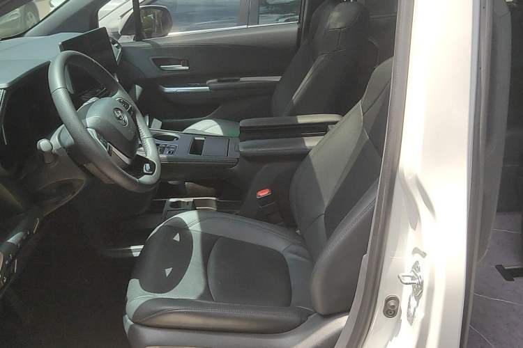 Used Toyota SIENNA 2023 2.5L Hybrid Deluxe Edition Left Front Seat