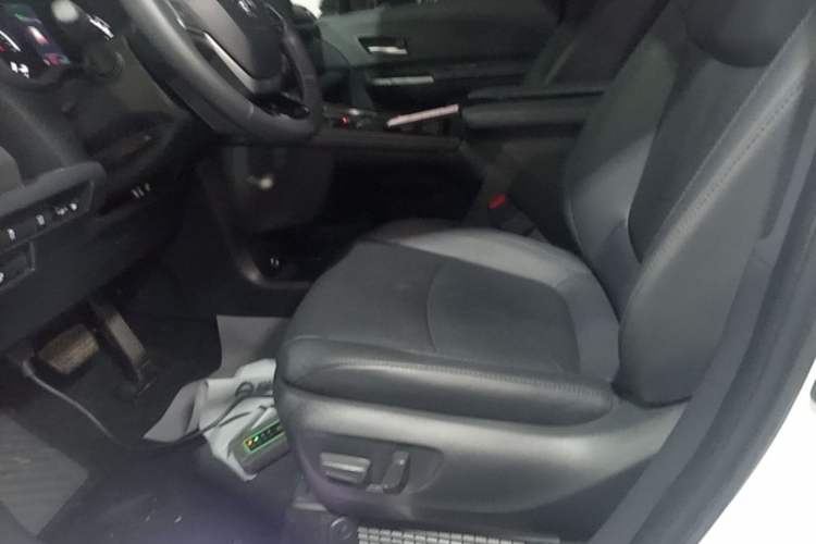 Used Toyota SIENNA 2023 2.5L Hybrid Deluxe Edition Left Front Seat