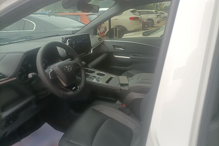 Used Toyota SIENNA 2023 2.5L Hybrid Deluxe Edition Left Front Seat