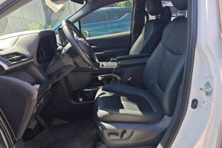 Used Toyota SIENNA 2023 2.5L Hybrid Deluxe Edition Left Front Seat