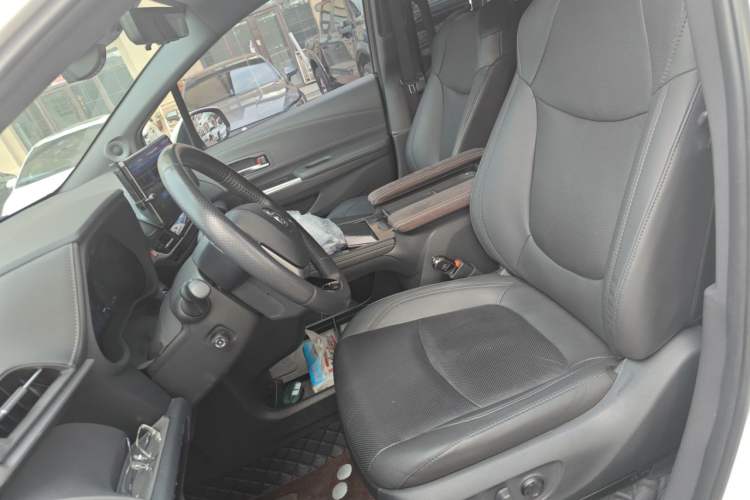 Used Toyota SIENNA 2023 2.5L Hybrid Platinum Edition Left Front Seat