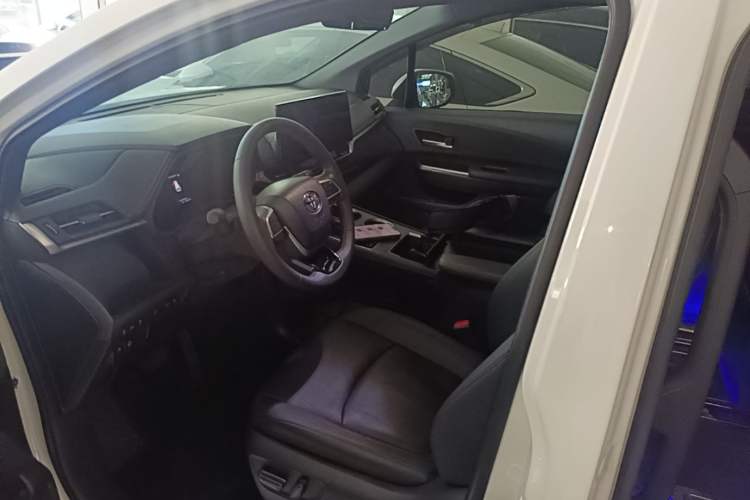 Used Toyota SIENNA 2023 2.5L Hybrid Deluxe Edition Left Front Seat