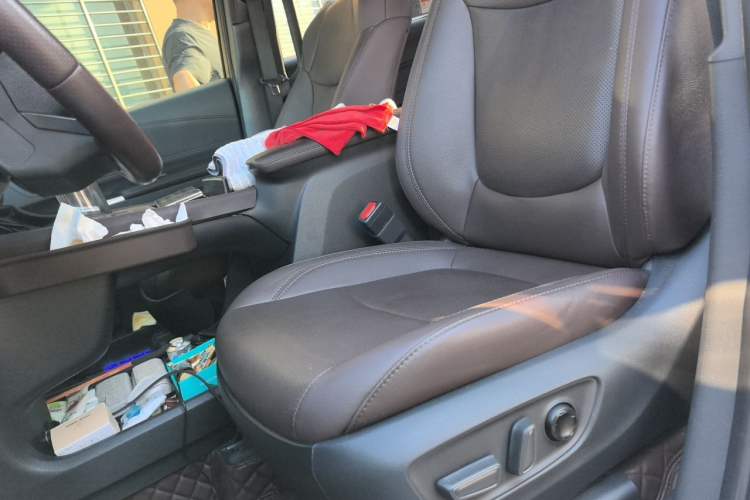 Used Toyota SIENNA 2023 2.5L Hybrid Platinum Edition Left Front Seat