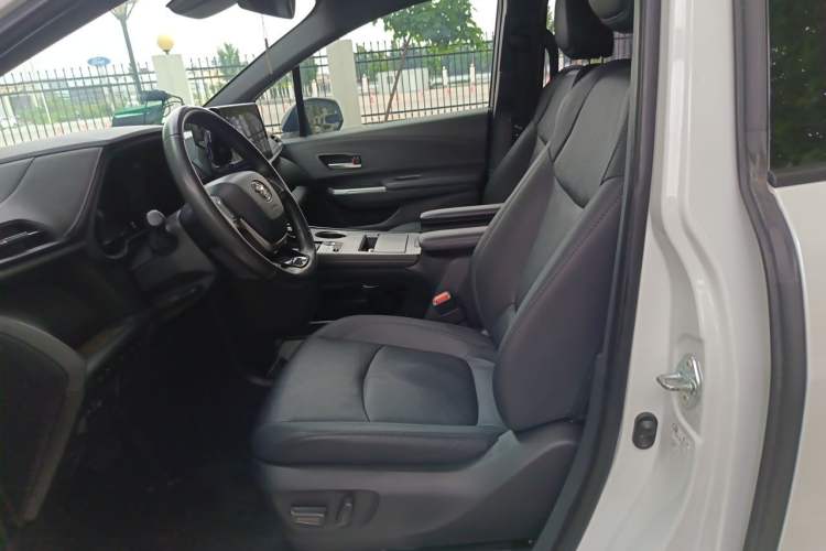 Used Toyota SIENNA 2023 2.5L Hybrid Deluxe Edition Left Front Seat