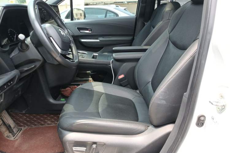 Used Toyota SIENNA 2023 2.5L Hybrid Deluxe Edition Left Front Seat