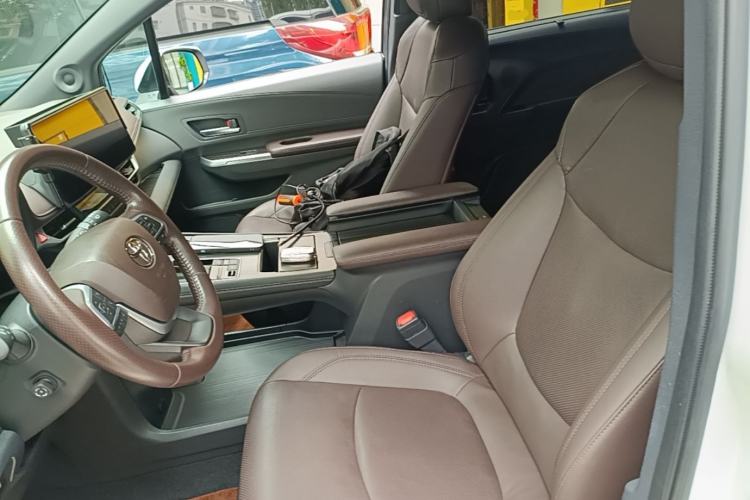 Used Toyota SIENNA 2023 2.5L Hybrid Platinum Edition Left Front Seat
