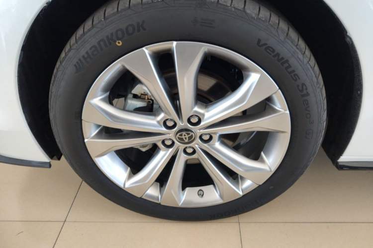 Used Toyota SIENNA 2023 2.5L Hybrid Deluxe Edition Left Front Wheel Hub
