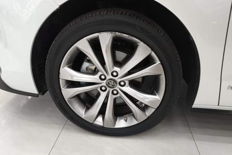 Used Toyota SIENNA 2023 2.5L Hybrid Deluxe Edition Left Front Wheel Hub
