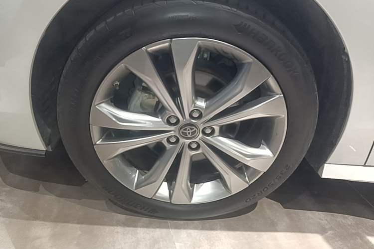 Used Toyota SIENNA 2023 2.5L Hybrid Platinum Edition Left Front Wheel Hub