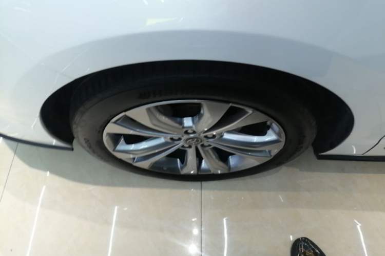 Used Toyota SIENNA 2023 2.5L Hybrid Deluxe Edition Left Front Wheel Hub