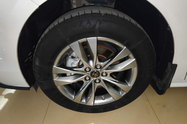 Used Toyota SIENNA 2023 2.5L Hybrid Comfort Edition Left Front Wheel Hub