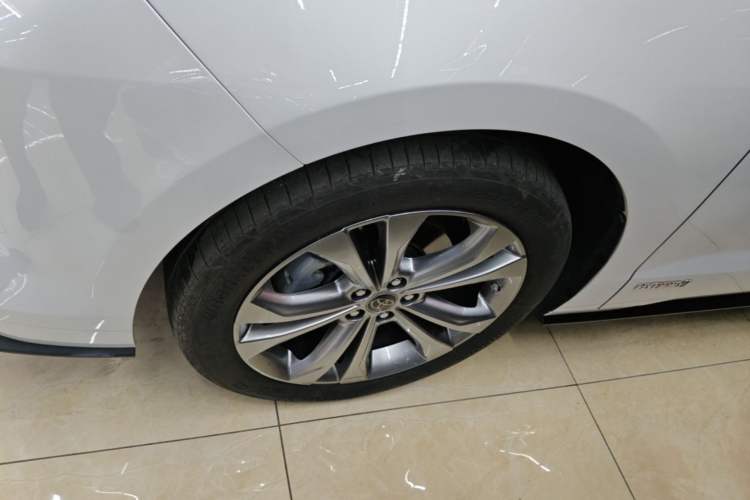 Used Toyota SIENNA 2023 2.5L Hybrid Deluxe Edition Left Front Wheel Hub