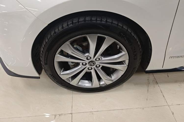 Used Toyota SIENNA 2023 2.5L Hybrid Platinum Edition Left Front Wheel Hub