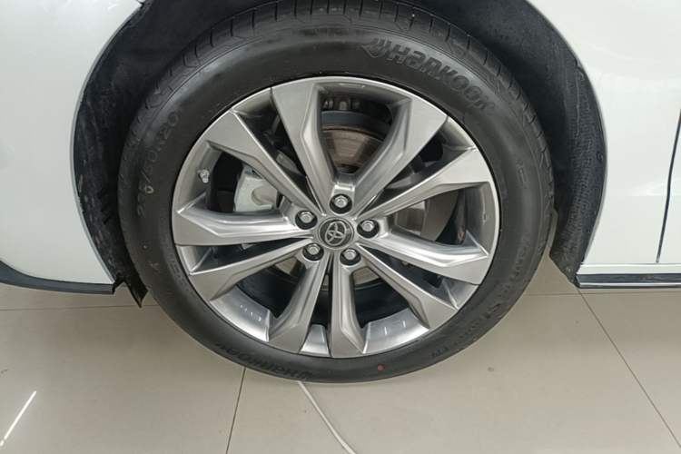 Used Toyota SIENNA 2023 2.5L Hybrid Deluxe Edition Left Front Wheel Hub