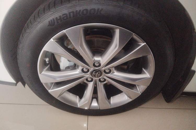 Used Toyota SIENNA 2023 2.5L Hybrid Deluxe Edition Left Front Wheel Hub