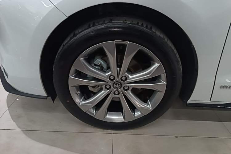 Used Toyota SIENNA 2023 2.5L Hybrid Deluxe Edition Left Front Wheel Hub