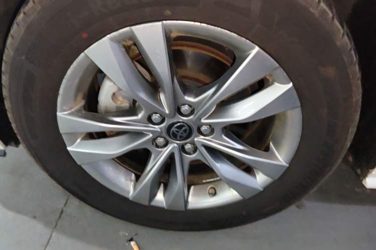 Used Toyota SIENNA 2023 2.5L Hybrid Comfort Edition Left Front Wheel Hub