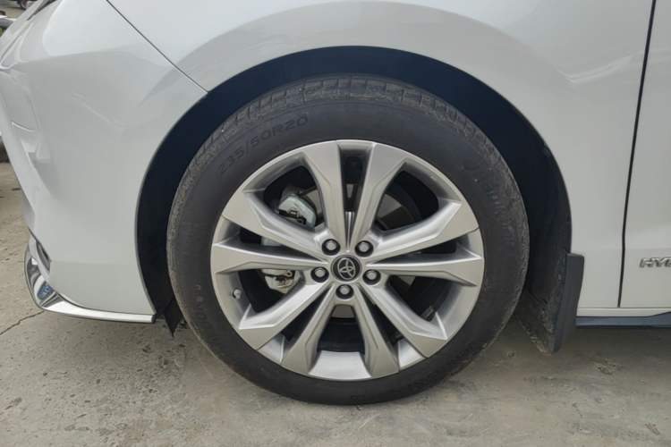 Used Toyota SIENNA 2023 2.5L Hybrid Deluxe Edition Left Front Wheel Hub