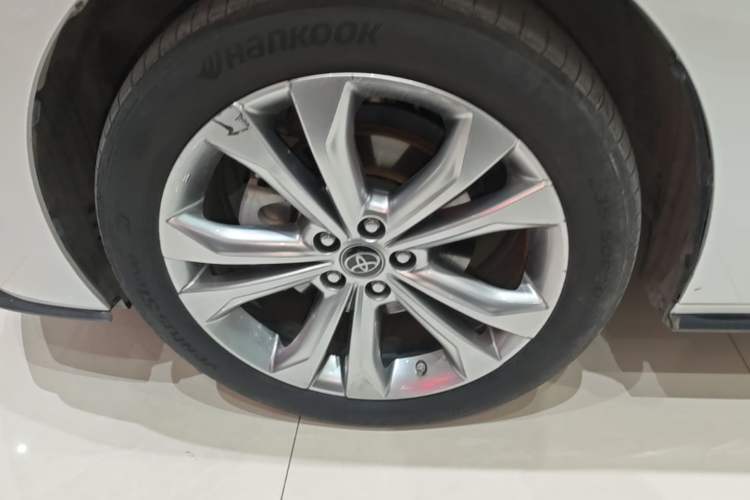 Used Toyota SIENNA 2023 2.5L Hybrid Deluxe Edition Left Front Wheel Hub