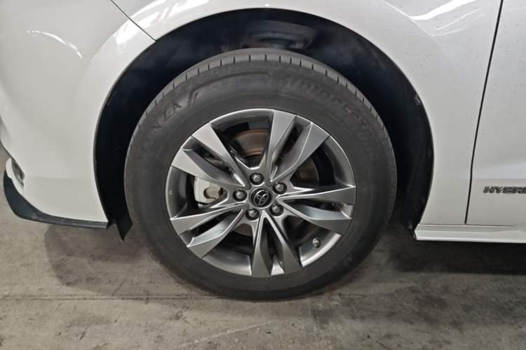Used Toyota SIENNA 2023 2.5L Hybrid Comfort Edition Left Front Wheel Hub