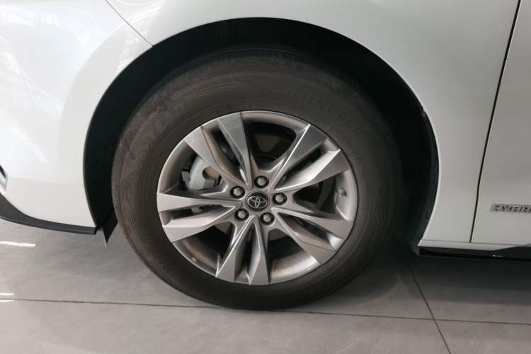 Used Toyota SIENNA 2023 2.5L Hybrid Deluxe Edition Left Front Wheel Hub