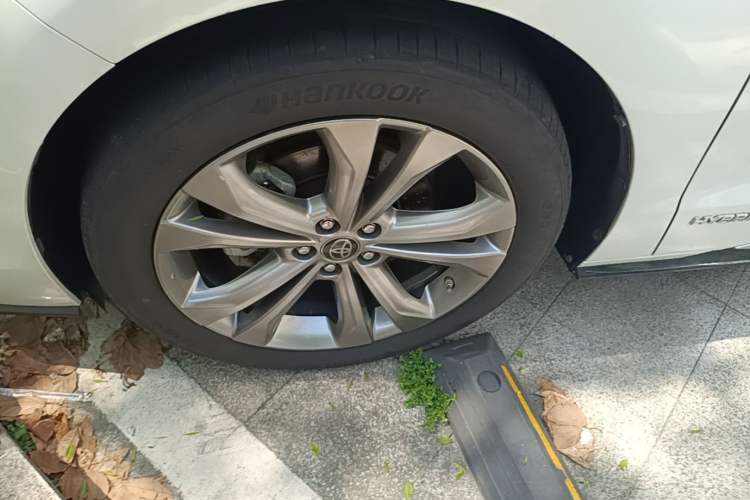 Used Toyota SIENNA 2023 2.5L Hybrid Platinum Edition Left Front Wheel Hub
