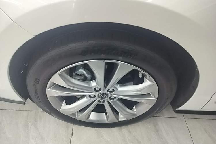 Used Toyota SIENNA 2023 2.5L Hybrid Deluxe Edition Left Front Wheel Hub