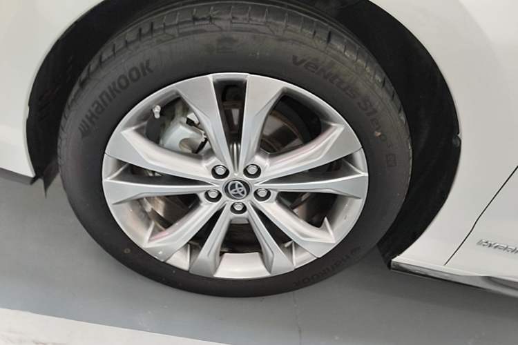 Used Toyota SIENNA 2023 2.5L Hybrid Deluxe Edition Left Front Wheel Hub