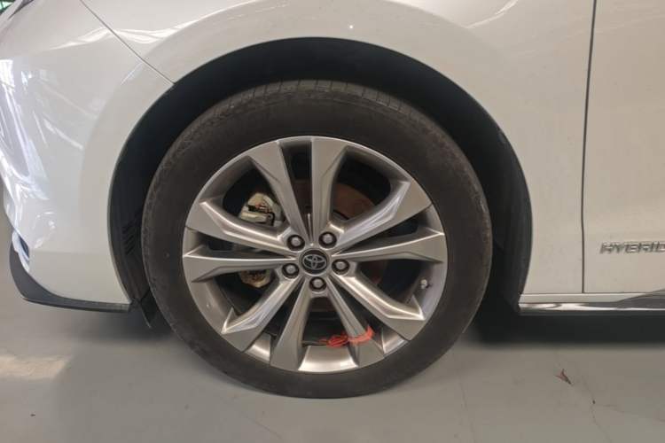 Used Toyota SIENNA 2023 2.5L Hybrid Deluxe Edition Left Front Wheel Hub