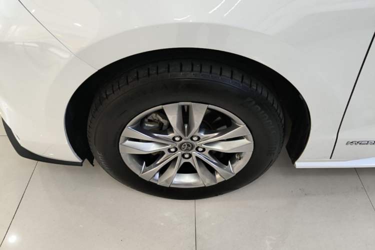Used Toyota SIENNA 2023 2.5L Hybrid Comfort Edition Left Front Wheel Hub