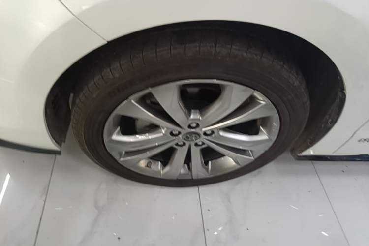 Used Toyota SIENNA 2023 2.5L Hybrid Deluxe Edition Left Front Wheel Hub