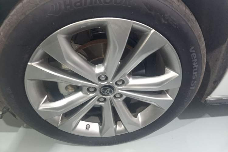 Used Toyota SIENNA 2023 2.5L Hybrid Deluxe Edition Left Front Wheel Hub