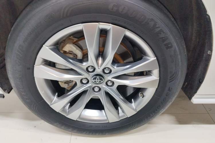 Used Toyota SIENNA 2023 2.5L Hybrid Comfort Edition Left Front Wheel Hub