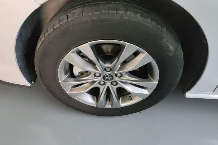 Used Toyota SIENNA 2023 2.5L Hybrid Comfort Edition Left Front Wheel Hub