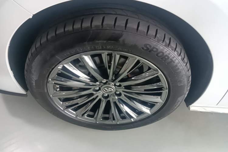 Used Toyota SIENNA 2023 2.5L Hybrid Comfort Edition Left Front Wheel Hub