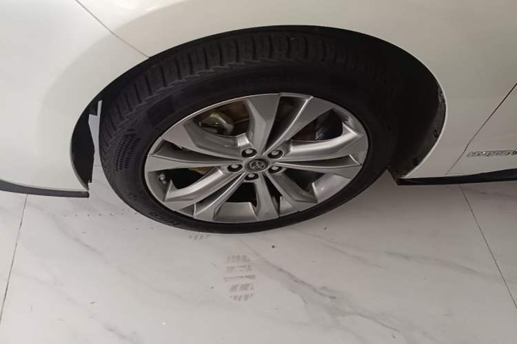 Used Toyota SIENNA 2023 2.5L Hybrid Deluxe Edition Left Front Wheel Hub