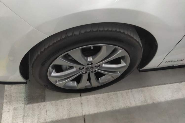 Used Toyota SIENNA 2023 2.5L Hybrid Platinum Edition Left Front Wheel Hub