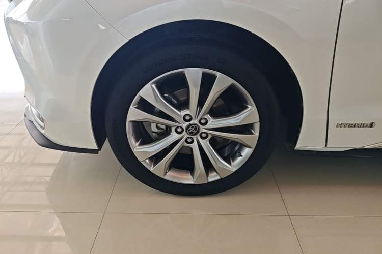 Used Toyota SIENNA 2023 2.5L Hybrid Deluxe Edition Left Front Wheel Hub