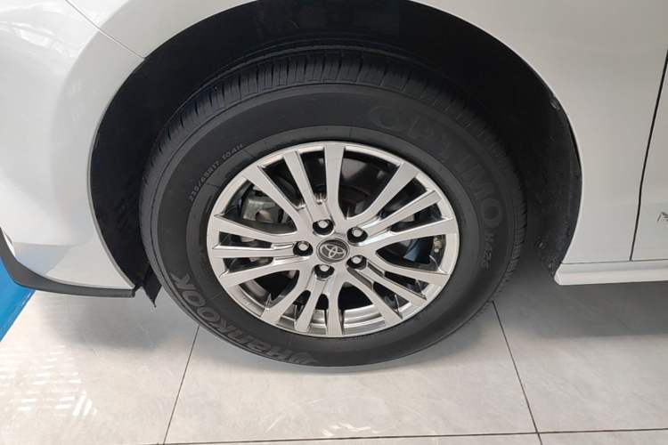Used Toyota SIENNA 2023 2.5L Hybrid Comfort Edition Left Front Wheel Hub