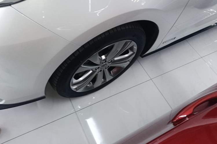 Used Toyota SIENNA 2023 2.5L Hybrid Deluxe Edition Left Front Wheel Hub