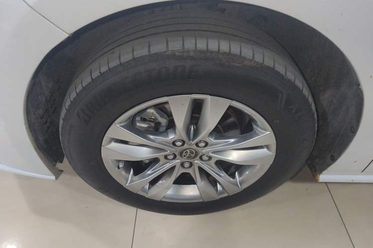 Used Toyota SIENNA 2023 2.5L Hybrid Comfort Edition Left Front Wheel Hub