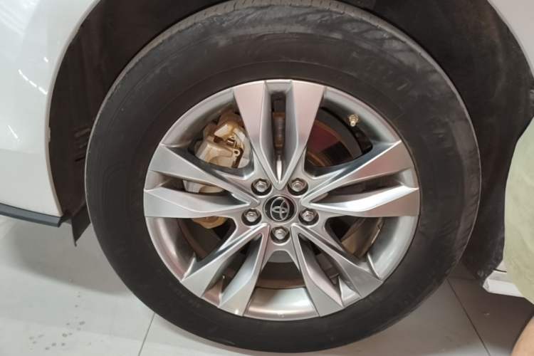 Used Toyota SIENNA 2023 2.5L Hybrid Comfort Edition Left Front Wheel Hub