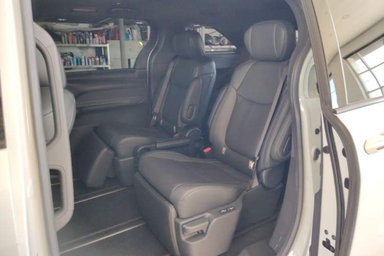 Used Toyota SIENNA 2023 2.5L Hybrid Deluxe Edition Left Rear Seat