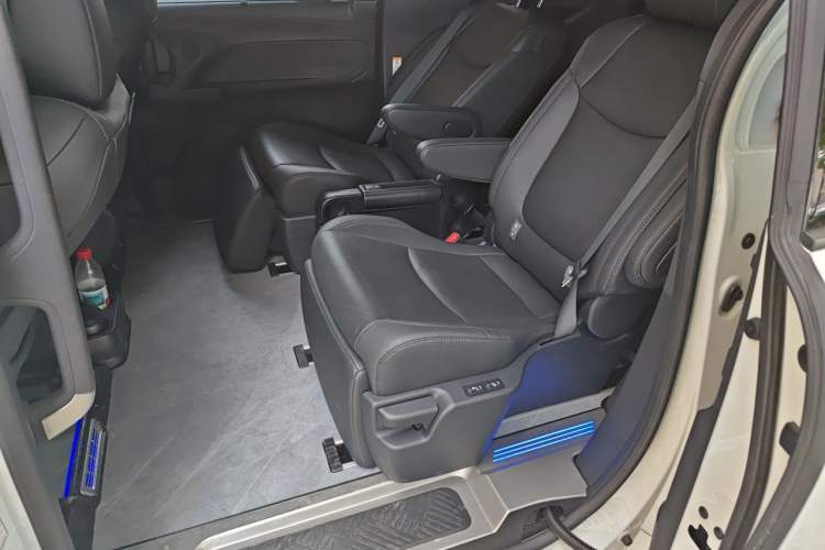 Used Toyota SIENNA 2023 2.5L Hybrid Deluxe Edition Left Rear Seat