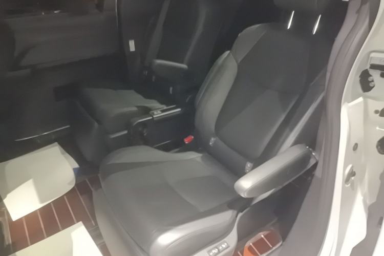 Used Toyota SIENNA 2023 2.5L Hybrid Platinum Edition Left Rear Seat