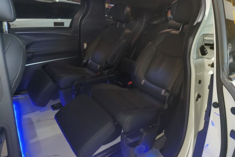Used Toyota SIENNA 2023 2.5L Hybrid Deluxe Edition Left Rear Seat