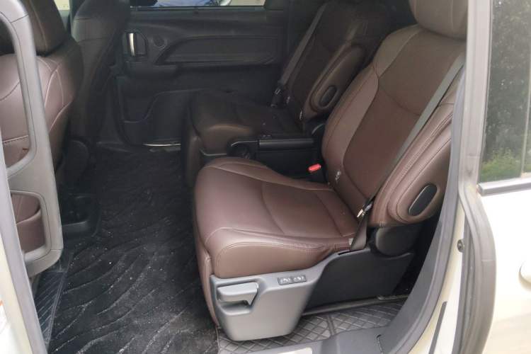 Used Toyota SIENNA 2023 2.5L Hybrid Platinum Edition Left Rear Seat