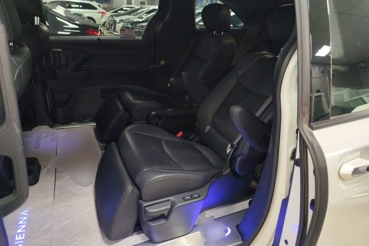 Used Toyota SIENNA 2023 2.5L Hybrid Deluxe Edition Left Rear Seat