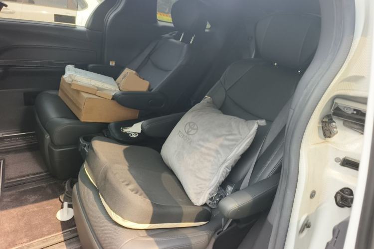 Used Toyota SIENNA 2023 2.5L Hybrid Deluxe Edition Left Rear Seat